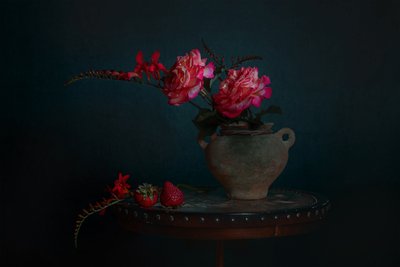 Natureza-morta floral escura de Lydia Jacobs