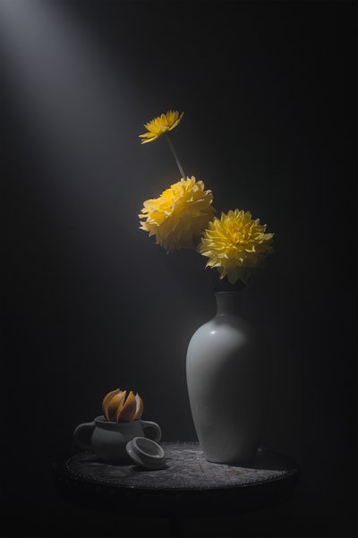 Natureza-morta com flores douradas de Lydia Jacobs
