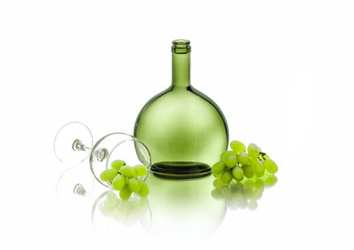 Garrafa verde, vinho e uvas de Lydia Jacobs