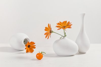 Natureza-morta moderna com flores laranja de Lydia Jacobs