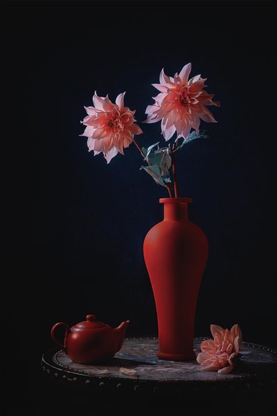 Dálias cor-de-rosa, jarra vermelha de Lydia Jacobs