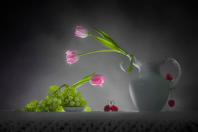 Romântica natureza-morta com tulipas e fruta de Lydia Jacobs
