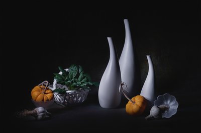 Vasos brancos e colheita de outono de Lydia Jacobs