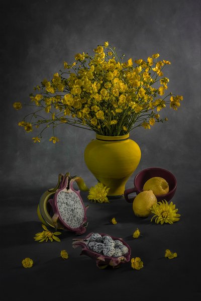 Flores amarelas e fruta de Lydia Jacobs