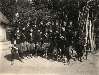 Álbum "MVSN- Blackshirts": Grupo da milícia com modelo de adaga 20 anos (foto a p/b) de M. Borchi