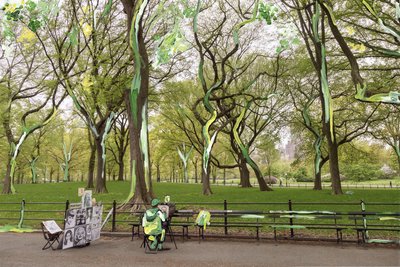 Central Park, 2019 (tinta acrílica sobre impressão de pigmentos de arquivo) de Madeleine Gross