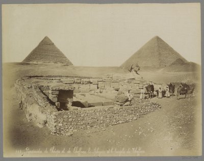 Pirâmides de Quéops em Chephren, de esfinge no templo de Chefren Pirâmides de Quéops e Cheffren o Sphynx e o templo de Cheffren (título no objeto) de Maison Bonfils