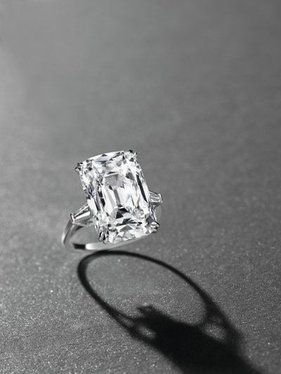 Um anel elegante (platina e diamante) de Manuel Cusí