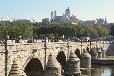Puente de Segovia, originalmente construída por Juan de Herrera (1530-97) e reconstruída em 1682 de Manuel and Jose del Olmo