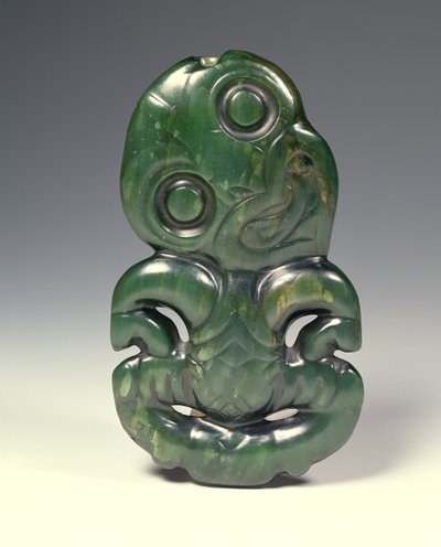 Pingente na forma do deus Hei-Tiki, final do século XVIII (nefrita) de Maori