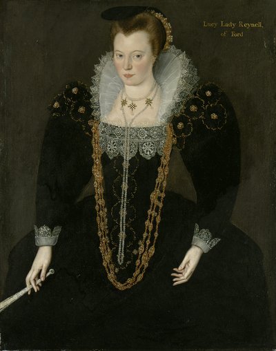 Retrato de Lucy, Lady Reynell, da Ford, com três quartos de comprimento, em um vestido escuro com uma gola de renda branca e colares de ouro e pérola, segurando um leque na mão direita com a inscrição de identificação de Marcus the Younger Gheeraerts