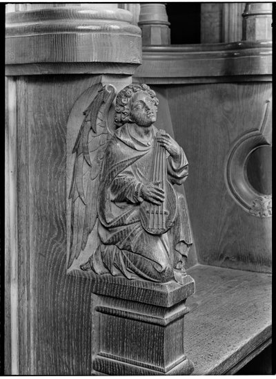 Pormenor de uma escultura em madeira na tribuna de coro do arquidiácono na igreja catedral, representando um anjo com um instrumento de cordas de Margaret Florence Harker