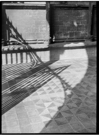 Pormenor que mostra as sombras projectadas sobre os azulejos do chão na entrada da igreja catedral de Margaret Florence Harker