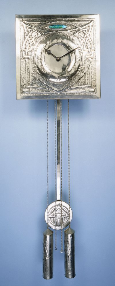 Um relógio de parede de Margaret Gilmour (1860-1942), decorado em repousse com desenhos de entrelac celta de Margaret Gilmour
