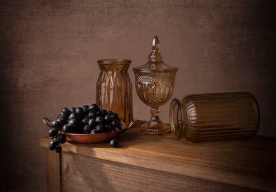 Uvas em vidro âmbar de Margareth Perfoncio
