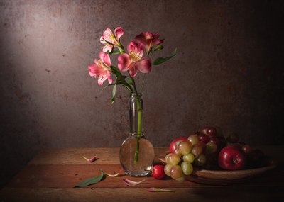 Natureza morta dramática com flores e frutos de Margareth Perfoncio