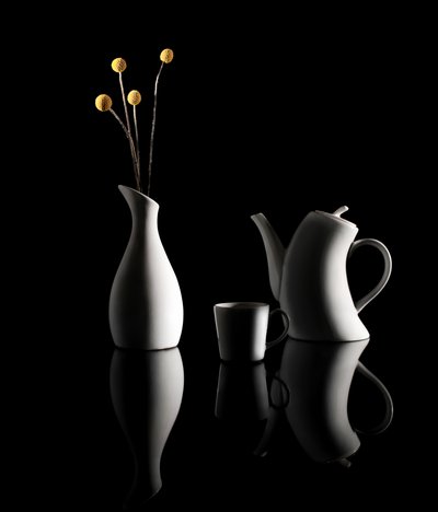 Reflexão de uma elegante natureza morta de Margareth Perfoncio