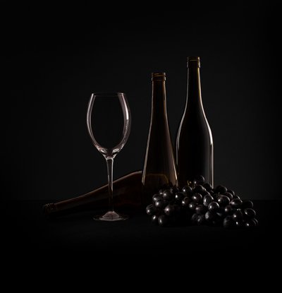 Natureza morta elegante com vinho de Margareth Perfoncio