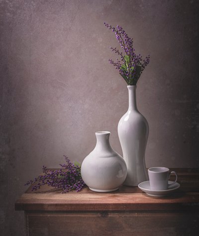 Natureza morta com vasos de lavanda de Margareth Perfoncio