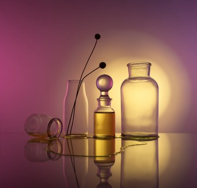 Garrafas de vidro luminosas de Margareth Perfoncio