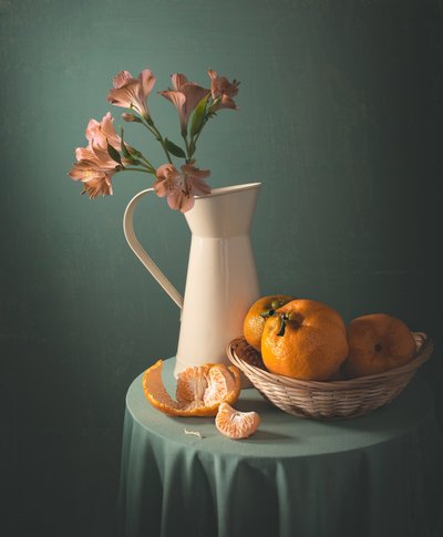 Tangerinas e flores cor-de-rosa de Margareth Perfoncio