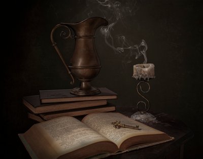 Livros antigos e chave de Margareth Perfoncio