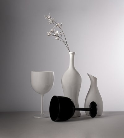 Vasos brancos de vidro preto de Margareth Perfoncio