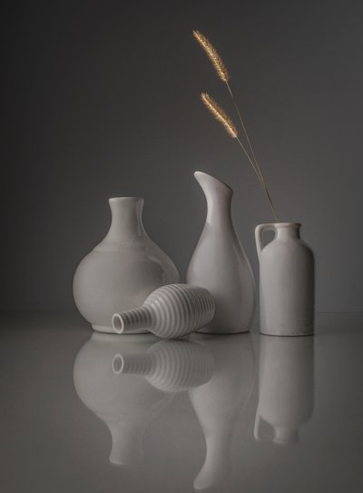 Natureza morta com vasos brancos de Margareth Perfoncio