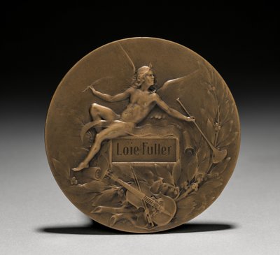 Medalha entregue a Loïe Fuller pelo governo francês: Alegoria da Música (reverso) de Marie Alexandre Lucien Coudray