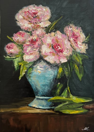 Peónias cor-de-rosa num vaso azul de Marina Kozyr