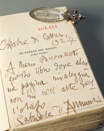 Marcador de livros em prata com pega adornada, gravado à mão com motivos naturais e assinatura autográfica de Gabriele D
