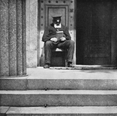 Berlim: Der Pfortner; Porter (foto a p/b) de Mario Bucovich