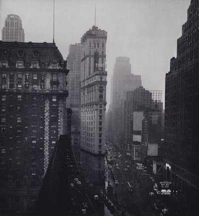 Manhattan: chuva sobre a Times Square (foto p/b) de Mario Bucovich