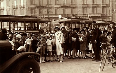 Um grupo de alunos durante uma visita de estudo. A fotografia mostra as crianças, seus professores e outros pedestres na rua da cidade (foto a p/b) de Mario Castagneri