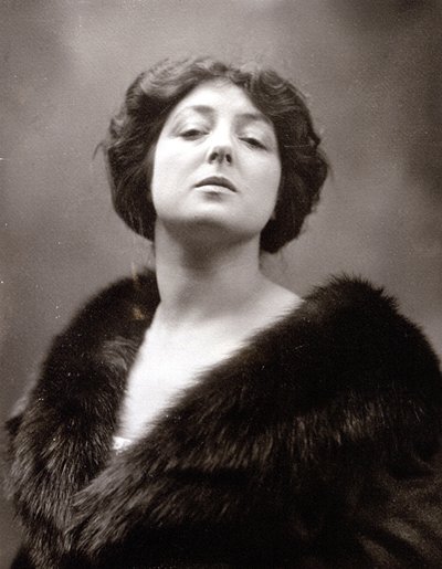 Meia retrato da famosa cantora de ópera Toti Dal Monte de Mario Nunes Vais