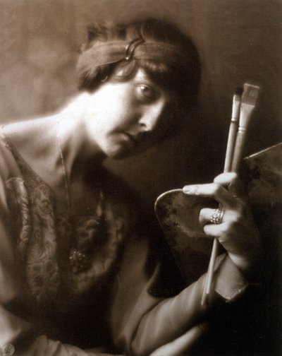Meia retrato do pintor Elisabeth Chaplin. Ela está segurando dois pincéis e uma paleta na mão esquerda de Mario Nunes Vais