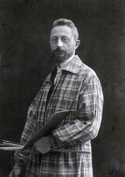 Retrato de três quartos do pintor Guido Spadolini. Ele está vestindo uma blusa longa e segurando pincéis e paleta em sua mão esquerda, 26111901 de Mario Nunes Vais