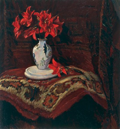 Taco e jarro com lírios vermelhos, de Mario Puccini (1869-1920), óleo sobre tela, 64x59 cm. de Mario Puccini