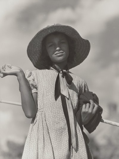 Filha de uma família Cajun regressa a casa depois de pescar no rio Cane, Melrose, Louisiana de Marion Post Wolcott