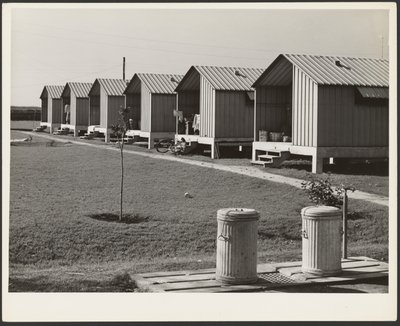 Alojamento para colhedores de legumes migratórios, campos de trabalho de Osceola, construído pela FSA, Belle Glade, Florida de Marion Post Wolcott