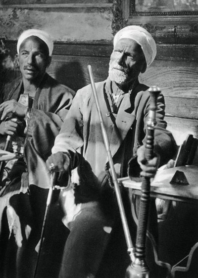 Fumando o narguilé, Cairo, 1937 de Martin Hurlimann