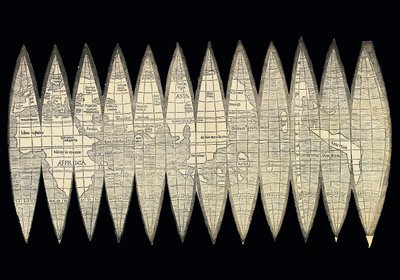 Mapa mundial na forma de um conjunto de gomos do globo terrestre, 1507 de Martin Waldseemuller