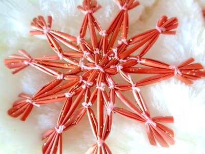 Estrela de palha cor-de-rosa de Martina Konitzky