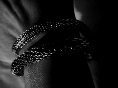 metal e pele de Martina Konitzky