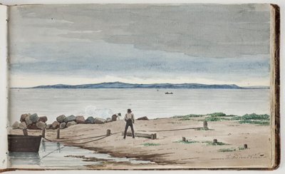 Vista para uma paisagem de praia com nuvens de tempestade no céu. Dois homens trabalham em um barco e um incêndio em primeiro plano de Martinus Rørbye