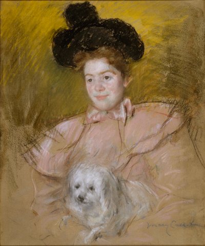 Mulher vestida com um fato de framboesa a segurar um cão de Mary Cassatt