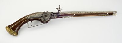 Um dos pares de pistolas de coldre com trava de roda, c.1650 (aço, madeira de cobra, osso ou chifre, latão dourado e ferro) de Master H. W.