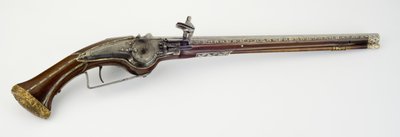 Um dos pares de pistolas de coldre com trava de roda, c.1650 (aço, madeira de cobra, osso ou chifre, latão dourado e ferro) de Master H. W.