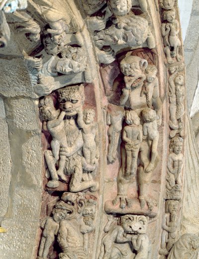 Detalhe do Portico de la Gloria com cenas de pedra do Inferno de Master Mateo
