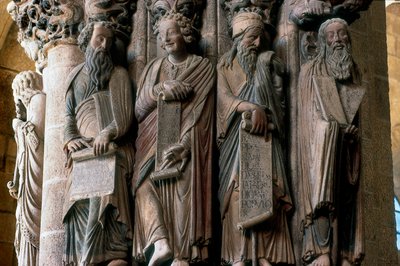 Detalhe do Pórtico da Glória (portco de la gloria): Grupo de profetas (da direita para a esquerda Moisés, Isaías, Daniel e Jeremias). Feito pelo Mestre Mateo (1188) Interior da Catedral de Santiago de Compostela (Santiago de Compostela) (Santiago de Compos de Master Mateo